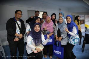 Petugas Bersama Pengunjung